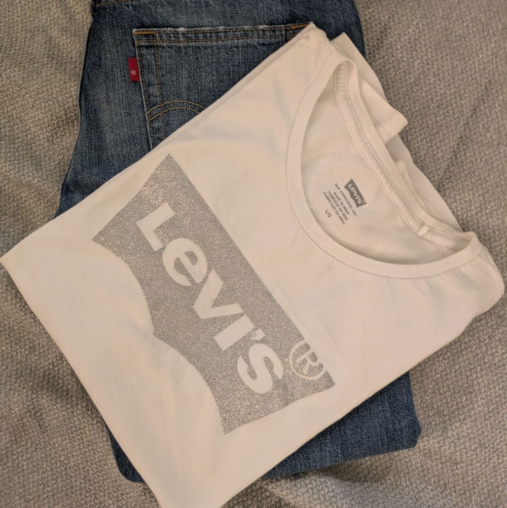 Levi's White Tee with Silver Logo And A Pair Of Levi Capris